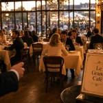 Casino Vichy restaurant : salle du Grand Café, tables et baies vitrées