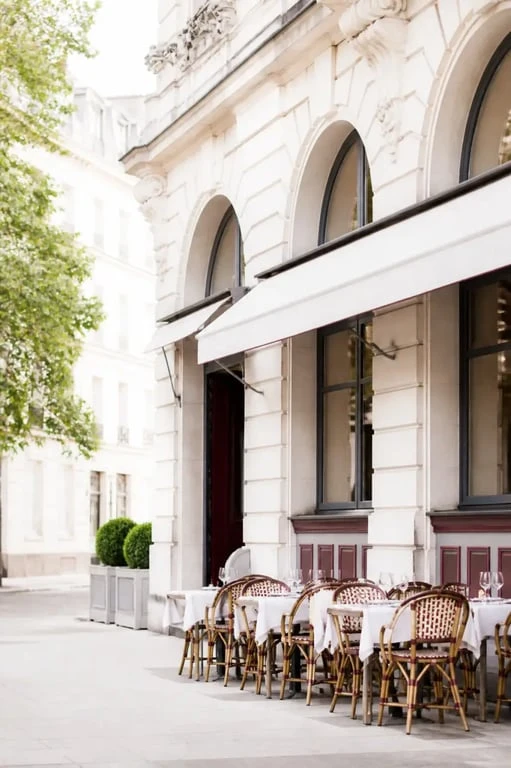 restaurant le samoa vichy : vue d’une brasserie de centre-ville avec terrasse à Vichy