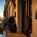 Hôtel Midland Vichy, entrée au centre-ville avec panneau accueil