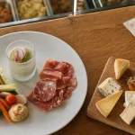 Restaurant buffet Vichy : table conviviale avec crudités, fromages et charcuteries