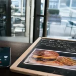 Restaurant le delta vichy, burgers et frites vus en vitrine