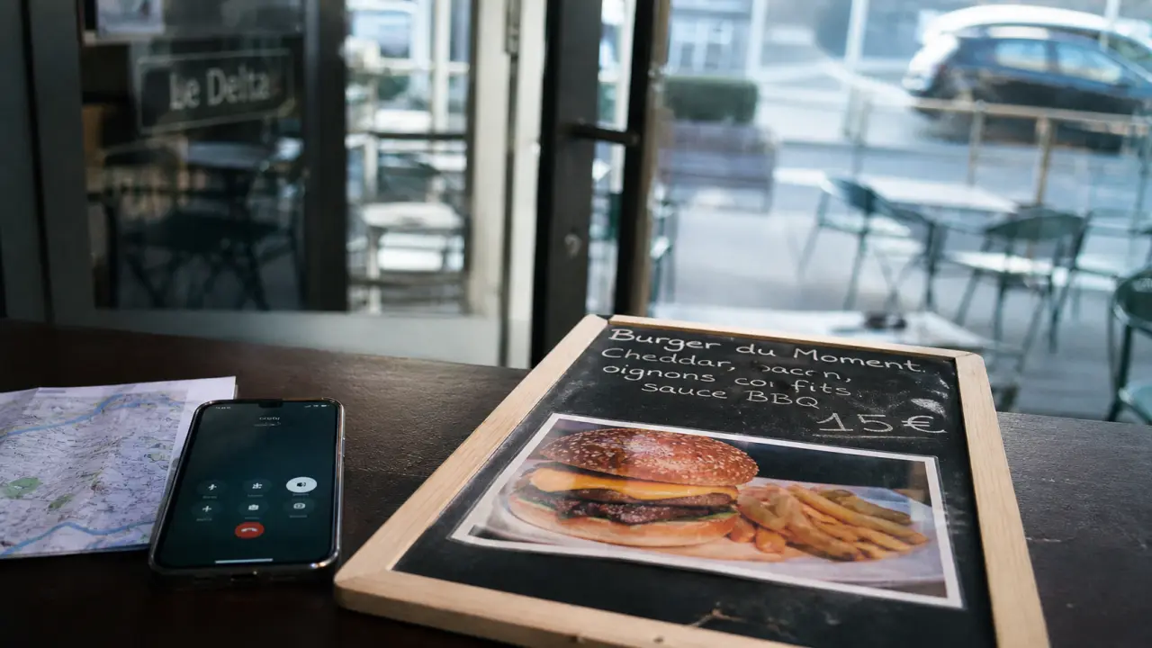 Restaurant le delta vichy, burgers et frites vus en vitrine