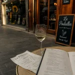 Restaurant le poulailler vichy, table de bistrot et vitrine “Le Poulailler” en rue commerçante