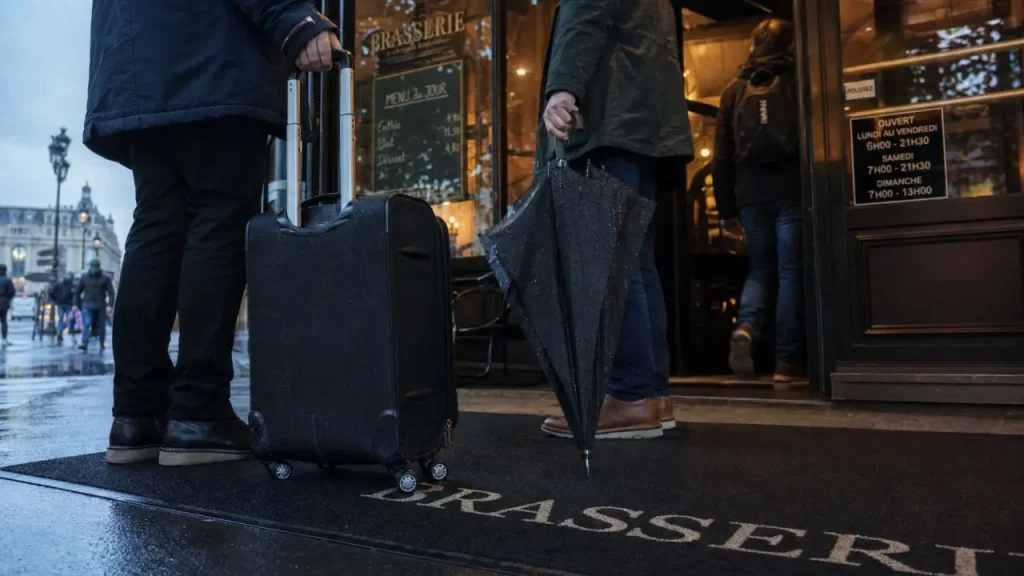 Restaurant vichy gare : voyageurs devant la brasserie près de la gare