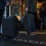 Restaurant vichy gare : voyageurs devant la brasserie près de la gare