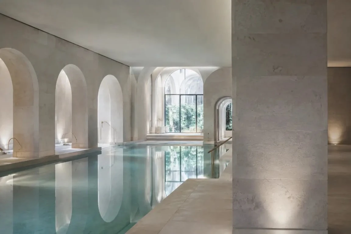 Vichy spa hôtel les célestins, intérieur du spa thermal et piscine de détente
