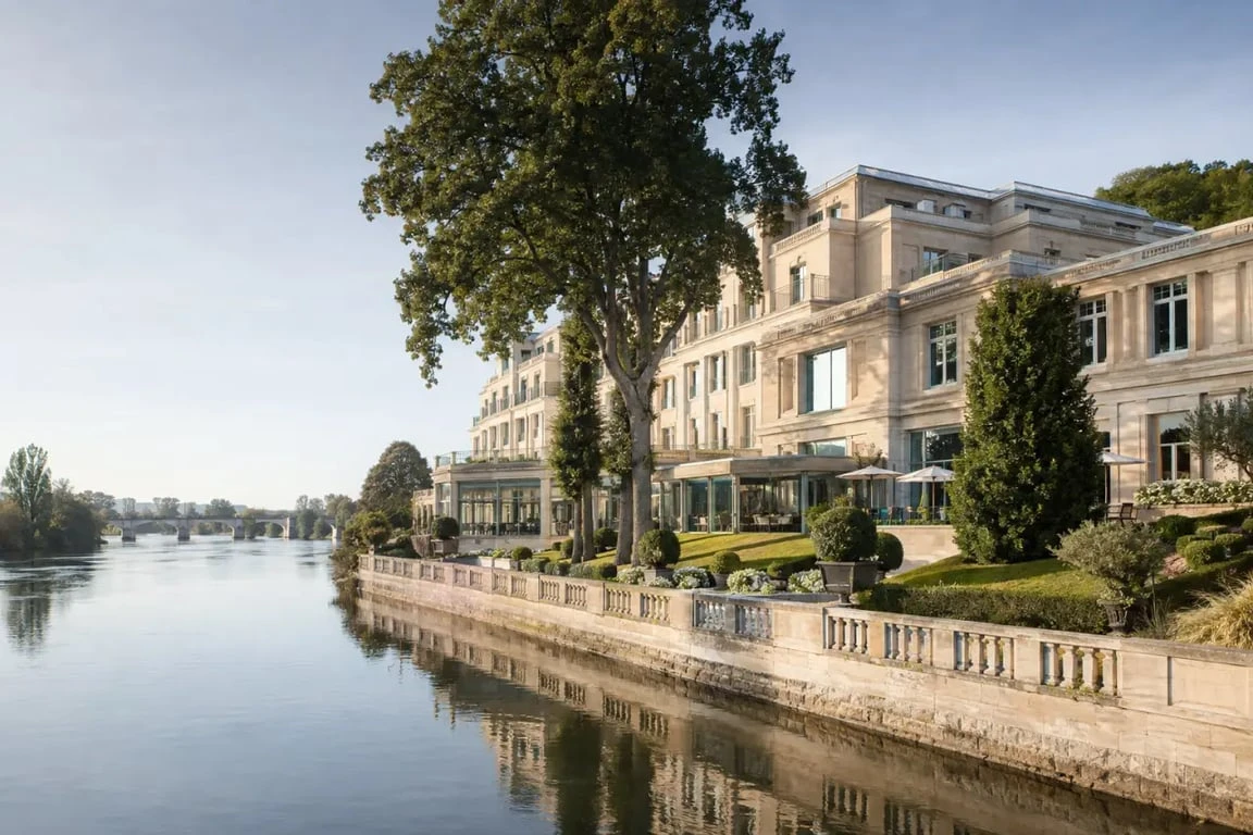 Vichy spa hôtel les célestins, façade élégante au bord de l’Allier à Vichy