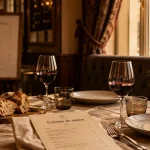 Restaurant Midland Vichy menu : intérieur feutré, table dressée