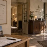 hôtel moderne vichy : hall avec panneau Tarifs & Réservation